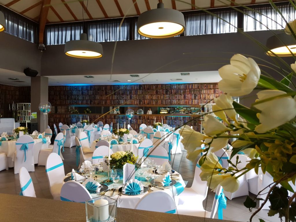 Festlich gedeckter Tisch mit Blumen und blauen Highlights